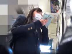 【盗撮動画】電車通学のマスクJKちゃん、お尻がぷりぷりすぎて重ねから生パンがハミってしまうｗｗの画像