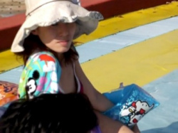 【盗撮動画】真夏の市民プールで美乳ビキニママの乳首盗撮5分超。通常&スローバージョンでどうぞｗｗｗの画像