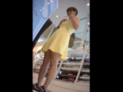 【盗撮動画】上玉清楚系美女さん、エッロイお尻突き出しパンチラを店内で盗撮されるの画像