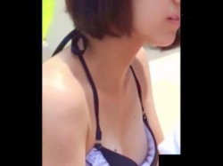 真夏のレジャープールで水着ギャルの胸チラ盗撮、正確に乳首を捉えるカメラワークでどうぞｗの画像