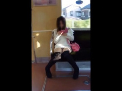 【盗撮動画】閑散とした電車内で対面パンチラ盗撮の餌食になるロングブーツギャルの画像