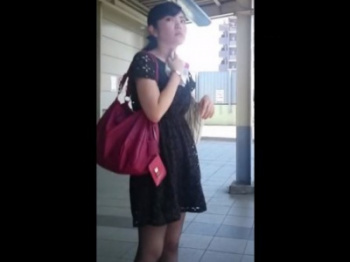 【盗撮動画】真夏の駅のホームで汗だく清楚系美女のムレムレ純白Pを黒スト越しでの画像