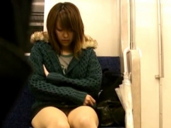 【盗撮動画】電車で寝落ちした美人ギャル、対面パンチラ撮り放題で美味すぎるｗｗｗの画像