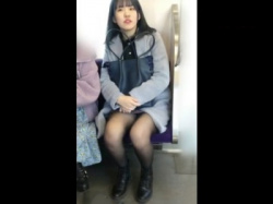 【盗撮動画】電車で対面に座った美人JDのスト越しパンチラ。立ち上がる瞬間に見える黒越しホワイトｗの画像