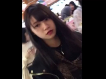 【盗撮動画】若者が集まる店内でティーン美少女だけを狙うパンチラ撮り師の輝かしい功績がこちらｗの画像