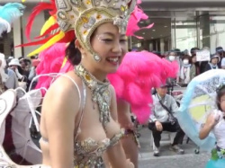 【動画あり】サンバイベント会場にとんでもないおっぱいのダンサーが登場、日本中で話題になってしまうの画像