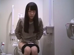 【盗撮動画】完全アウトのコンビニ店内女子トイレ盗撮。下腹を押して残尿を絞り出す美少女の一部始終の画像