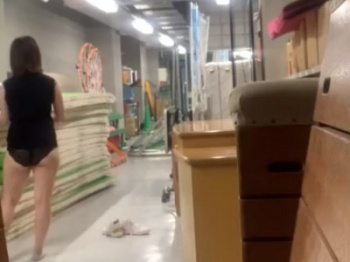【盗撮動画】TV局内の大道具部屋で女性スタッフの着替え盗撮。これってどう見てもガチだよな・・・の画像