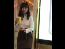 【動画あり】カラオケ客「ジュース持ってきた女店員のパンチラ撮ったった」⇒ スカートの中がスケベすぎると話題にｗｗの画像