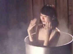 伝説の盗撮動画。ドラム缶風呂で超美人&スレンダーボディのJDの裸体。鬼のように可愛いです（動画あり）の画像
