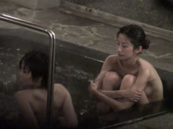 【夜行露天風呂】人気のない夜の露天風呂にて。ティーン美少女2人組の健康的な裸体をズーム視姦の画像