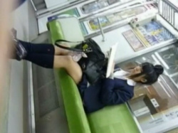 【盗撮動画】学校終わりのギャルJKのスカートをめくりまくる奇跡のようなパンチラ動画。これ”ガチ”なんですの画像