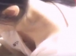 【動画あり】薄顔メガネの若い素人娘さん、動画配信中に乳首が映り込んでしまう放送事故ｗｗｗの画像