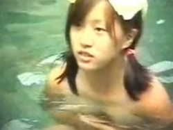 【盗撮動画】童顔ツインテールのぐうかわ女子生徒さん、露天風呂で発見されるの画像