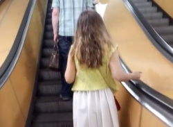 【盗撮動画】金髪白人女子、普通そうに見える娘でもスカートの中がスケベすぎる（駅でスカートめくり）の画像