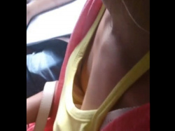 【盗撮動画】完全ガチだよ胸チラ盗撮！電車でスマホカメラを向けられている事に気付かない素人娘の乳首の画像