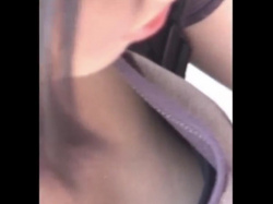 【盗撮動画】胸元の隙間から乳首見え。あどけない表情の黒髪美少女を胸チラ盗撮にターゲットにする鬼畜撮り師の画像