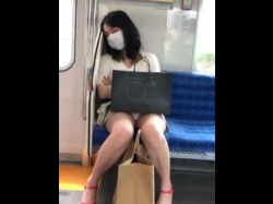 【盗撮動画】買い物帰りに電車で熟睡してしまった美女のデルタゾーンから望む輝く白パンティの画像