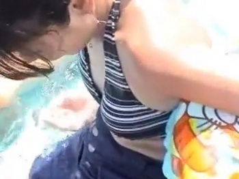 【盗撮動画】レジャープールで水着ママの乳首GET確定演出。入手不可となった伝説の胸チラ動画の画像