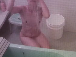 【盗撮動画】閲覧注意。隣人に盗撮されてる美しい人妻熟女の入浴映像の犯罪臭がヤバイ・・・の画像
