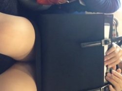 【盗撮動画】リクスーJDのタイトスカートから望むパンチラのエロさは異常 ～電車対面編～の画像