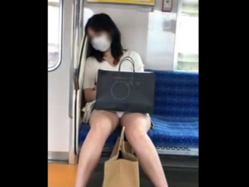 【電車対面パンチラ】向かいに座ったミニスカ美女が居眠りするほど幸運なことってないよなｗの画像