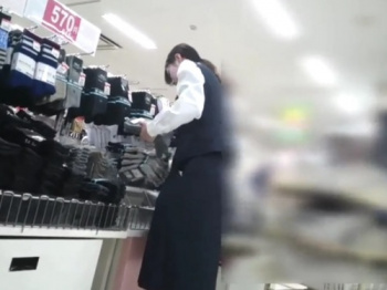 【盗撮動画】現在入手不可の清楚な制服店員パンチラ2連発が流出中。削除される前に見とけよ...の画像