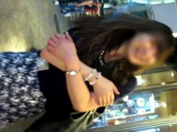 【痴漢動画】夜の繁華街で不審者に乳を揉まれた可愛い女子の生のリアクションをご覧ください・・・の画像