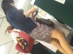 【盗撮動画】ハ●ズで買い物中の黒髪清楚系女子が”スゴイ方法”でパンチラ盗撮されていると話題にの画像