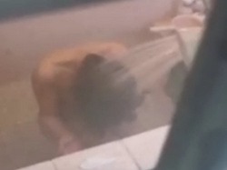 【盗撮動画】自宅の風呂場の窓の隙間からまんまと全裸を隠し撮りされる若い娘が発見されるの画像