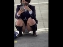 【盗撮動画】駅と電車で白パンティ丸見えの制服JKちゃん。これもう誘ってるよな・・ｗの画像