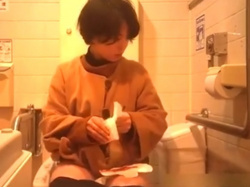 【盗撮動画】経血がべっとりついたナプキン交換シーンも収録。エグすぎる女子トイレ内映像の画像