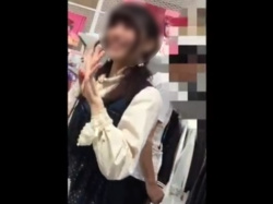 【盗撮動画】可愛いを極めたSSS級美少女ショップ店員逆さ撮り映像。腰を落として白パン丸見えｗの画像