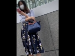 【盗撮動画】絶対にパンチラ盗撮をしてはいけない美人妻のスカートをめくってみた結果・・・の画像