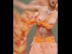 【盗撮動画】美人巨乳ダンサーのW乳首ポロリを収録した奇跡のハプニング映像をご覧くださいの画像