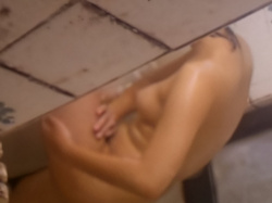 【盗撮動画】近所に住む若い娘の入浴を日常的に覗き撮りしている変態の犯罪記録映像が流出・・・の画像