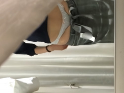 【盗撮動画】美女の白パンティのフロントのリボンまで丸見えのアパレル試着室隠し撮り動画、ガチでシコいの画像