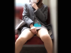 【盗撮動画】電車でパンチラ盗撮に気づいた美人OLが”取った行動”がヤバすぎると話題・・・の画像