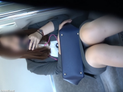 【盗撮動画】現在入手不可。走行中の電車でスーツOLの対面パンチラを顔出し盗撮の画像