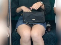【盗撮動画】電車内対面パンチラ！アイドル顔JDのデニムミニから望むストライプパンティの画像
