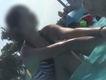 【盗撮動画】とあるリゾート施設のプールでJC中●生疑惑の水着娘を隠し撮りしまくった動画が流出の画像