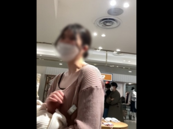 【盗撮動画】ショップ店員逆さ撮りパンチラ！清楚なのにミニスカの中で白パンが激食い込み中の美女の画像