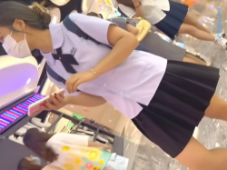 【盗撮動画】背伸びしたいお年頃の制服娘のスカートの中身、とんでもなくスケベすぎるｗｗの画像