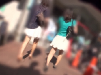 【盗撮動画】ストーカー「今からこの素人ギャル達のパンチラ撮りますｗ」→ ガチで実行に移した結果・・・の画像