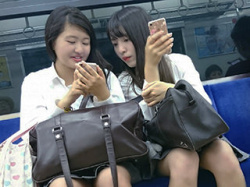 電車内の座席対面に座ってる女さんの無防備な股間部分や脚、太ももを隠し撮りしてる画像まとめ！の画像