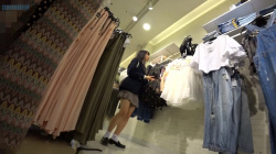 ショッピングに夢中の可愛いＪＫさんロックオン！短いスカートを逆さアングルでパンツ隠し撮り！の画像