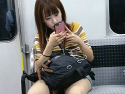 電車内の対面に座ってるお姉さん方の下半身をスマホで無音撮りしたと思われる画像まとめ４８枚！の画像