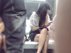 電車の中で気づかれない様に隠し撮ったと思われる→キレイなお姉さんの生足などをまとめてみた！の画像
