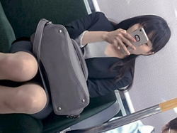 電車で座ってるお姉さんのエロい股間あたりを盗撮してる画像まとめ！スマホでこっそり隠し撮り？の画像