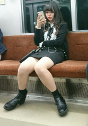 電車の向かいに座ってたり立ってる女の子の脚やパンツを果敢に盗撮しようとしてる→画像まとめ！の画像